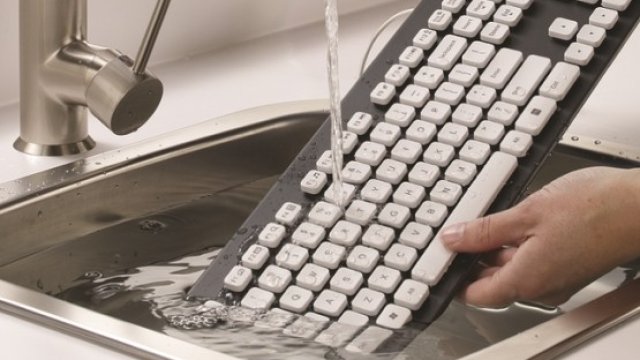 <p>
	Новата клавиатура може да бъде измивана ръчно неограничен брой пъти и потапяна във вода с дълбочина до 28 см. <em>Снимка: компанията</em></p>
