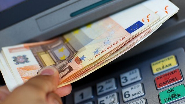 <p>
	От следващата година евробанкнотите трябва да са още по-защитени от фалшифициране. <em>Снимка: Getty Images News</em></p>
