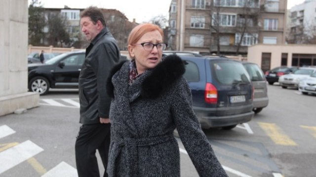 <p>
	Защитникът на Цветан Василев адвокат Константин Симеонов (на заден план). <em>Снимка: Димитър Кьосемарлиев, Investor Media Group</em></p>
