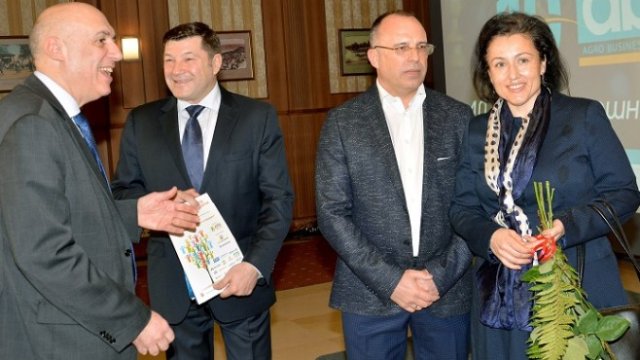 <p>
	Агроминистърът Румен Порожанов откри&nbsp;край Варна Седмата национална среща на земеделските производители. <em>Снимка: БТА</em></p>
