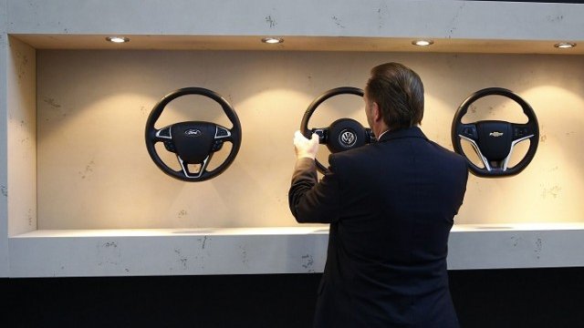 <p>
	Щандът на Takata на изложението във Франкфурт.<em> Снимка: Ройтерс </em></p>
