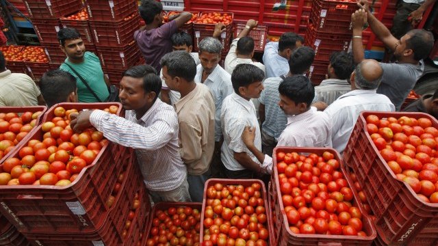 <p>
	Индийската централна банка отдавна се бори със спадащите цени. <em>Снимка: Ройтерс</em></p>
