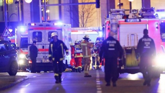 <p>
	Общо 12 души загинаха, след като в понеделник вечерта камион се вряза в коледен базар в Берлин.<em> Снимка: Ройтерс</em></p>
