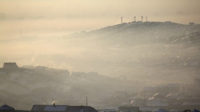 <p>
	Монголски квартал, потънал в смог. <em>Снимка: Ройтерс</em></p>
