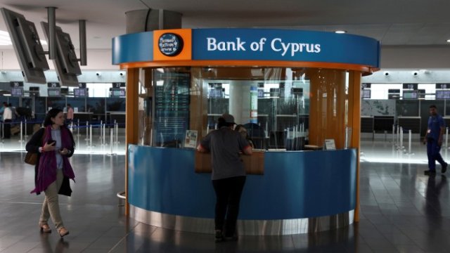<p>
	Пътник извършва сделка в клон на Bank of Cyprus в сградата за отпътуващите пътници на летището в Ларнака.&nbsp;<br />
	<em>Снимка: Ройтерс</em></p>
