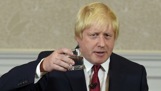 <p>
	Предложи ли Борис чаша студена вода? <em>Снимка: Ройтерс</em></p>
