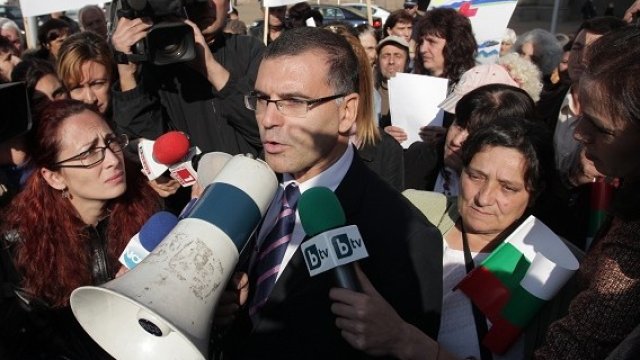 <p>
	<em>Днес жители на три общини протестираха пред Министерски съвет с искане да заработи болницата в Девин.</em> &nbsp;Снимка: БТА</p>
