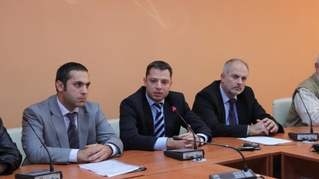 <p>
	<em>Изпълнителният директор на АПСК Емил Караниколов, министърът на икономиката Делян Добрев и социалният министър Тотю Младенов. </em>Снимка:<em> МИЕТ</em></p>
