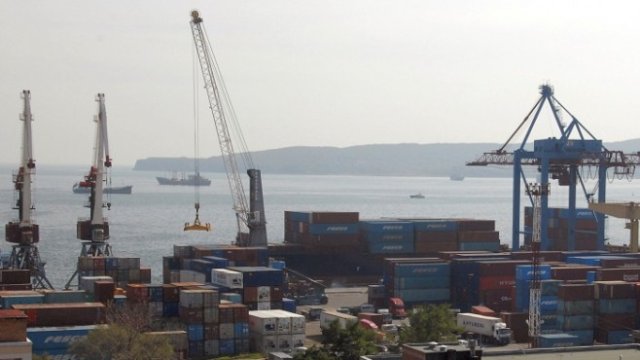 <p>
	Пристанище във Владивосток. <em>Снимка: Архив Ройтерс</em></p>
