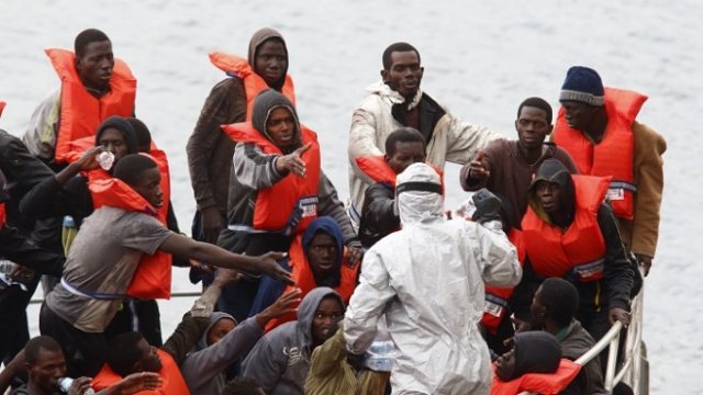 <p>
	Мигранти, спасени край Малта през януари 2015 г., получават бутилки с вода.<em> Снимка: Архив Ройтерс</em></p>
