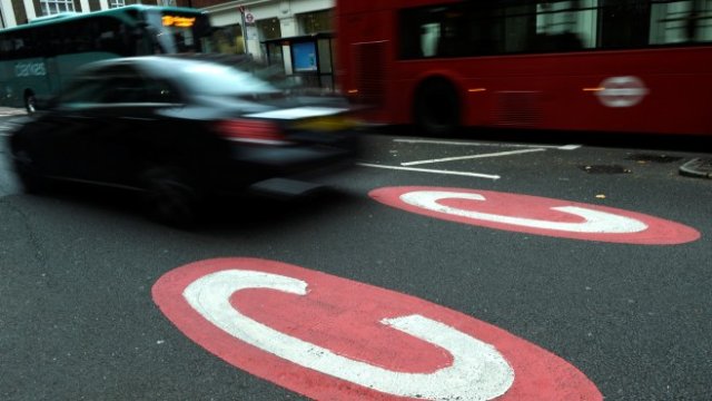<p>
	Пътна маркировка сигнализира за началото на т. нар.&nbsp;Congestion Charge Zone, в която се начисляват допълнителни такси. <em>Снимка: Ройтерс</em></p>
