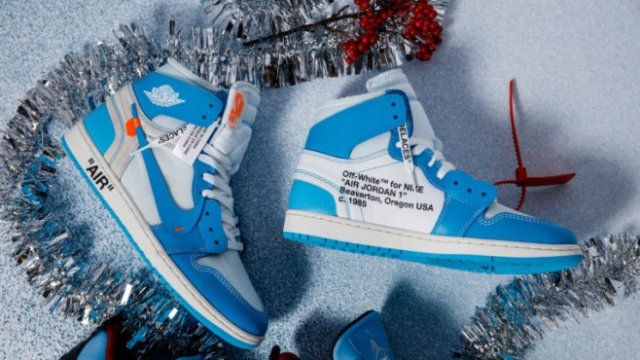 <p>
	Специална серия Air Jordan 1 Retro High Off-White University Blue. <em>Снимка: StockX</em></p>
