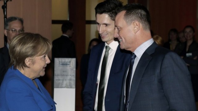 <p>
	Меркел поздравява посланик Гренъл по време на церемонията. <em>Снимка: БТА</em></p>
