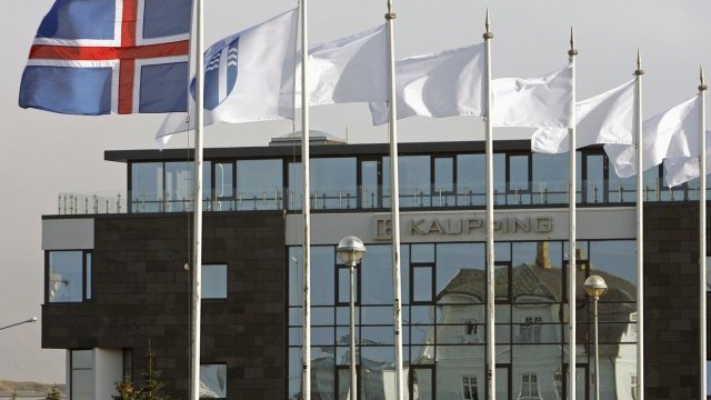 <p>
	Една от трите изпаднали в беда банки -&nbsp;Kaupthing. <em>Снимка: архив Ройтерс</em></p>
