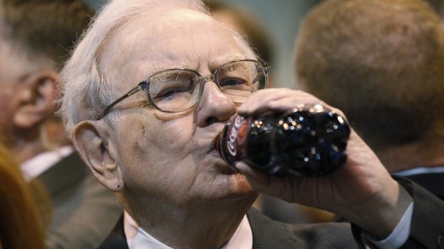 <p>
	Cocа-Cola е любимата позиция в портфолиото на Бъфет и той с удоволствие често се появява пред публика с бутилка от напитката в ръка. <em>Снимка: архив Ройтерс</em></p>
