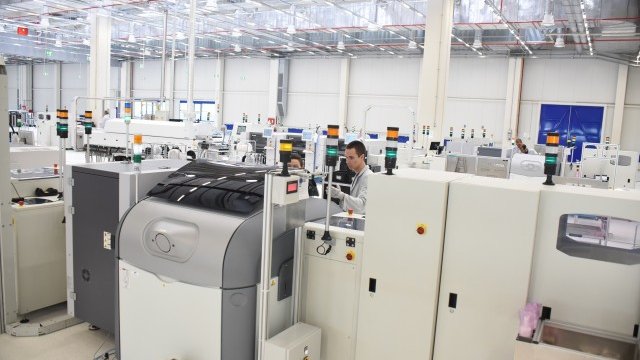 <p>
	В новия завод работят 120 служители, очаква се броят им да расте.<em> Снимка:&nbsp;Behr-Hella Thermocontrol</em></p>
