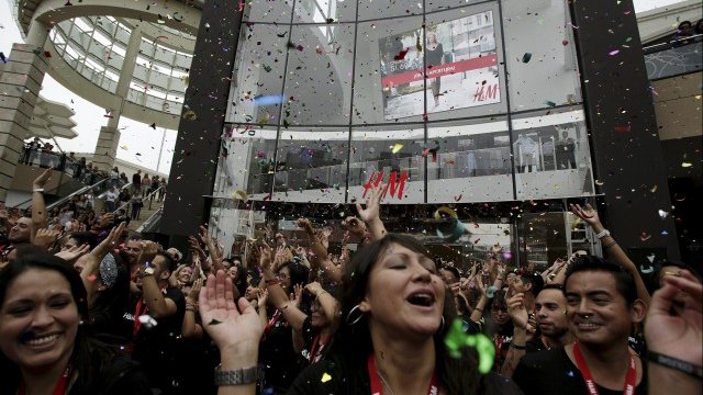 <p>
	Откриване на нов магазин на H&amp;M в Перу. <em>Снимка: Ройтерс</em></p>
