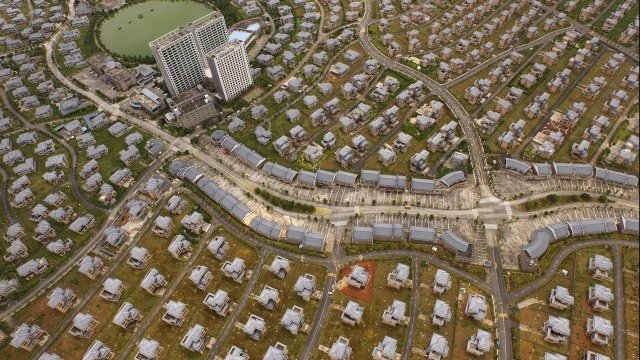 <p>
	Жилищен квартал в Китай. <em>Снимка: Ройтерс</em></p>
