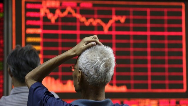 <p>
	Инвеститор пред електроно табло с борсова информация в Пекин на 27 август<em>. Снимка: Ройтерс</em></p>
