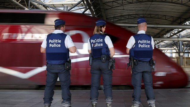 <p>
	Белгийски полицаи на гара в Брюксел. <em>Снимка: Ройтерс</em></p>
