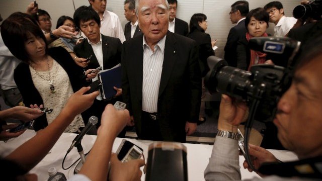 <p>
	Изпълнителният директор на Suzuki Motor Осаму Судзуки (в центъра) обяви на пресконференция в Токио днес, че компанията &nbsp;ще изкупи обратно дела от 19,9% от Volkswagen. <em>Снимка: Ройтерс</em></p>
