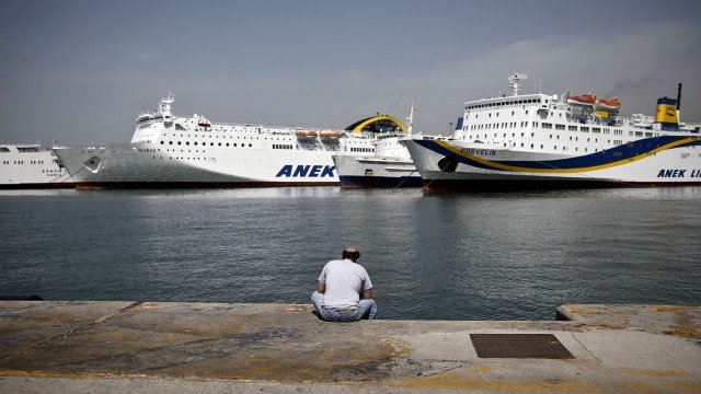 <p>
	Пристанището в Пирея, планирано за приватизация.&nbsp;<em>Снимка: Ройтерс</em></p>
