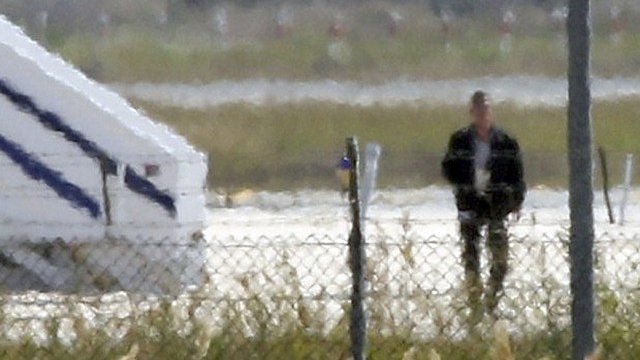 <p>
	Предполагаемият похитител напуска отвлечения самолет. <em>Снимка: Ройтерс</em></p>
