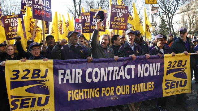 <p>
	Шествие на&nbsp;SEIU. <em>Снимка: Ройтерс</em></p>
