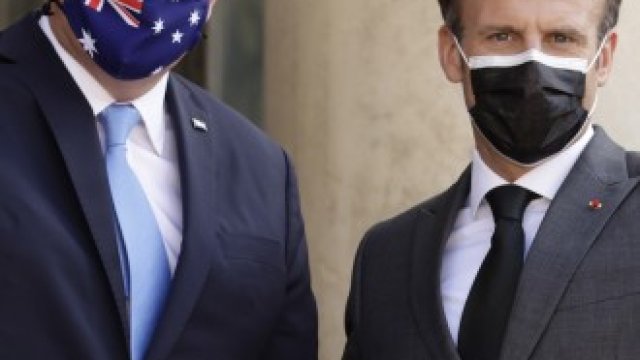 <p>
	Френският президент Еманюел Макрон (вдясно) и австралийският премиер Скот Морисън (вляво).&nbsp;<em>Снимка: EPA/БГНЕС</em></p>
