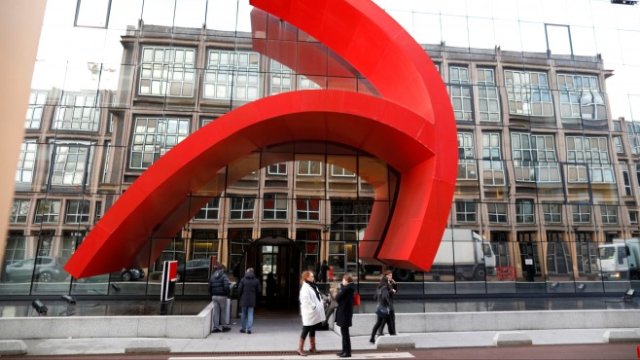 <p>
	Служители се разхождат пред&nbsp;сграда на Societe Generale в Париж. <em>Снимка: Ройтерс</em></p>
