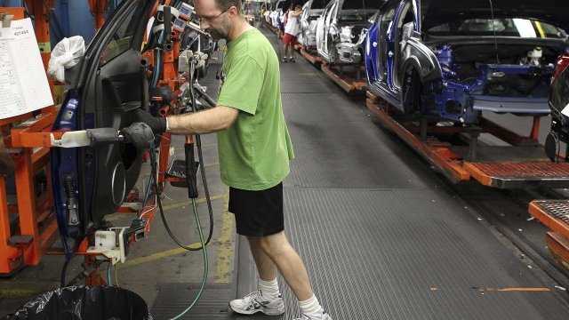 <p>
	Момент от ежедневните операции в завода в Лордстаун. <em>Снимка: Ройтерс</em></p>
