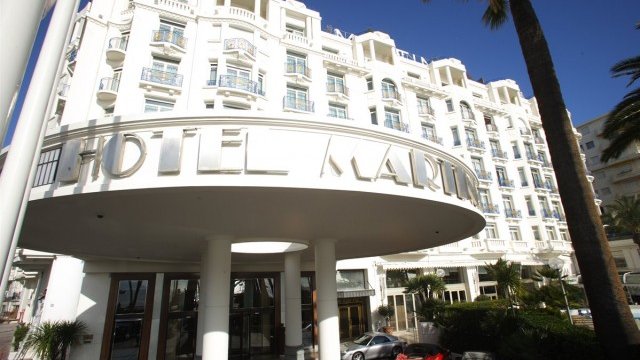 <p>
	Хотел Le Martinez, един от най-престижните хотели на Лазурния бряг.<em> Снимка:&nbsp;hotel-martinez.com</em></p>
