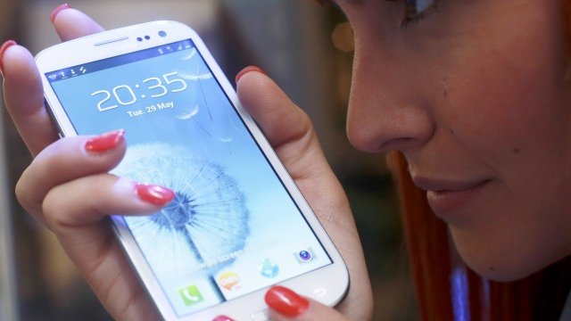 <p>
	Samsung Galaxy S III е най-сериозният конкурент на iPhone 4S. <em>Снимка: Ройтерс</em></p>
