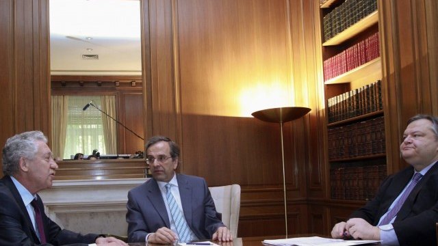 <p>
	Коалиционните партньори Фотис Кувелис, Андонис Самарас и Евангелос Венизелос уточниха позицията си по кредитното споразумение с ЕС след няколко дни на напрегнати преговори.&nbsp;<em>Снимка: Ройтерс</em></p>
