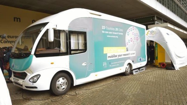 <p>
	Автобусът на Euraxess тръгва на обиколка из Европа. Снимка: <em>ЕК</em></p>
