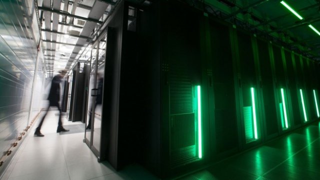 <p>
	Силният спад на бизнеса с чипове за центровете за данни попари настроението на Wall Street. <em>Снимка: Bloomberg LP&nbsp;</em></p>
