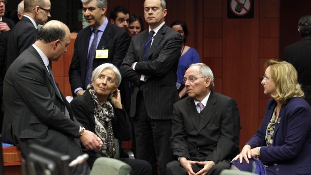 <p>
	Пиер Московиси, Кристин Лагард, Волфганг Шойбле и Мария Фектер по време на среднощното заседание. <em>Снимка: Ройтерс</em></p>
