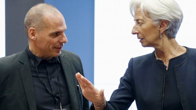 <p>
	Гръцкият финансов министър Янис Варуфакис и Лагард остават на далечни позиции. <em>Снимка: Ройтерс</em></p>
