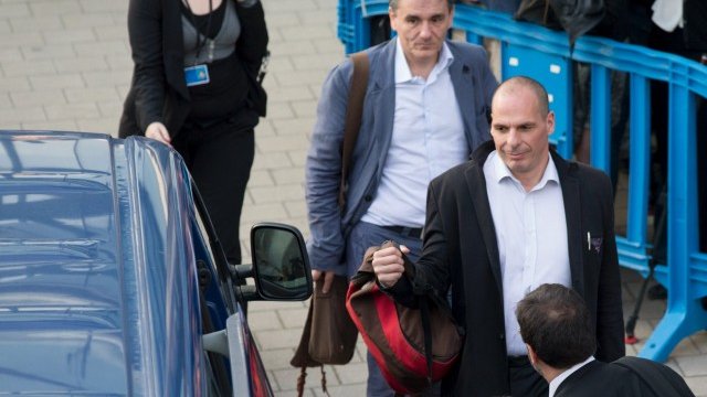 <p>
	Гръцкият финансов министър Янис Варуфакис напуска срещата на еврогрупата. <em>Снимка: Ройтерс</em></p>
