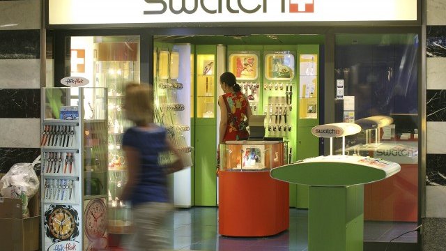 <p>
	Магазин на Swatch на централната жп гара в Цюрих. <em>Снимка: Ройтерс</em></p>
