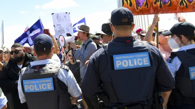 Протести срещу ваксините и маските блокираха улици в Уелингтън, Нова Зеландия