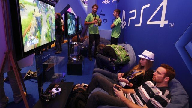 <p>
	Според анализаторите PlayStation 4 ще бъде най-продаваната конзола през следващите месеци. <em>Снимка: Ройтерс</em></p>
