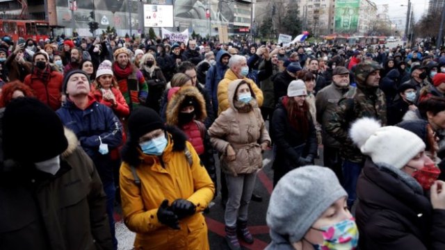 <p>
	Един от многото протести срещу проекта за литиева мина в долината Ядар. <em>Снимка: EPA/ANDREJ CUKIC</em></p>
