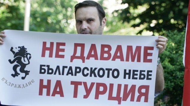 <p>
	<em font-size:="" pt="" style="color: rgb(102, 102, 102); font-family: ">Протест срещу проектите за купуване на нова бойна техника пред Министерство на отбраната.</em><em font-size:="" pt="" style="color: rgb(102, 102, 102); font-family: "> Снимка: Олег Попов, Investor Media Group</em></p>
