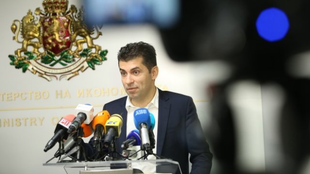 <p>
	Служебният министър Кирил Петков на пресконференция пред медиите. <em>Снимка: БГНЕС/БЛАГОЙ КИРИЛОВ</em></p>
