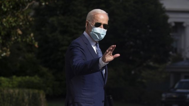 <p>
	Американският президент Джо Байдън пред Белия дом. <em>Снимка: EPA/MICHAEL REYNOLDS</em></p>
