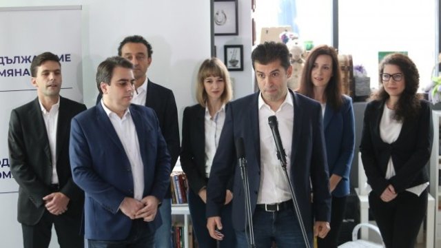 <p>
	<em>Петков и Василев с част от екипа си. Снимка: БГНЕС/БЛАГОЙ КИРИЛОВ</em></p>
