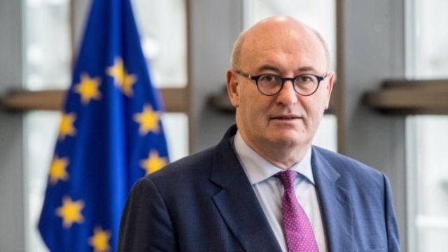 <p>
	Фил Хоган напусна поста си търговски еврокомисар през 2020 г., след като беше хванат да нарушава ограниченията заради коронавируса в родната си страна Ирландия. <em>Снимка: Европейска комисия</em></p>
