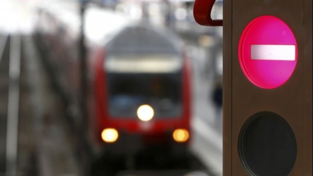 <p>
	Стачките причиняват сериозни затруднения в Германия, където около 5,5 млн. души на ден се придвижват с влак. <em>Снимка: Ройтерс</em></p>
