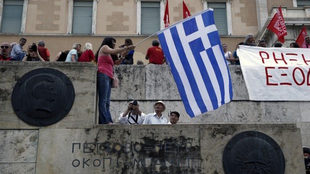 <p>
	Протестиращи окупираха Атина.<em> Снимка: Ройтерс</em></p>
